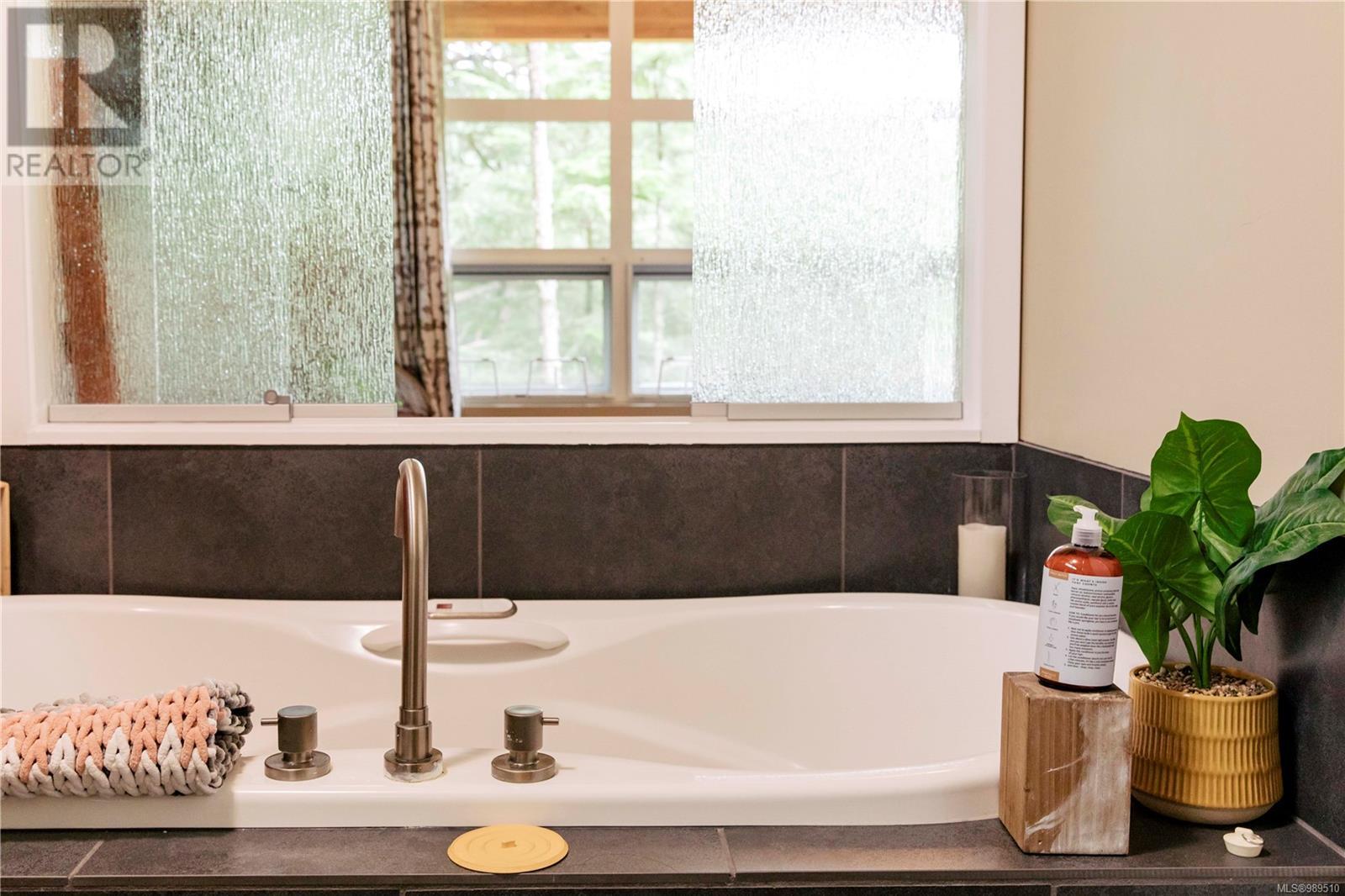 Salle de bain principale, baignoire à jets
